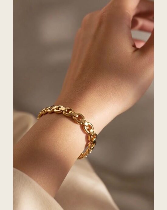Bracelete de elos — detalhe no pulso