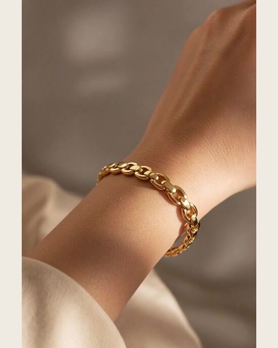 Bracelete de elos dourado no pulso